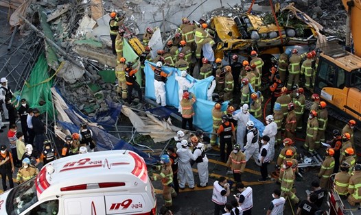 Hiện trường tòa nhà đổ sập vào xe buýt ở Hàn Quốc. Ảnh: AFP