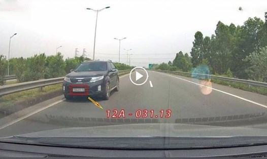 Xe ô tô con bất chấp nguy hiểm đi ngược chiều trên cao tốc Nội Bài – Lào Cai. Ảnh trích từ camera.