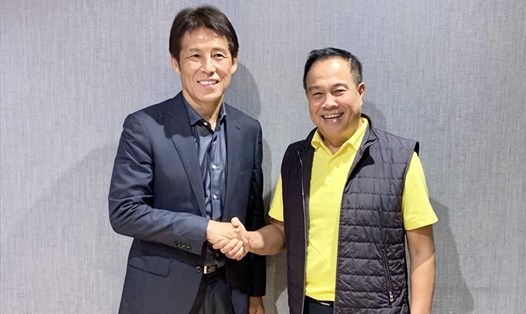 Theo ông Laohakul, Liên đoàn bóng đá Thái Lan đã có một số sai lầm khi bổ nhiệm ông Akira Nishino (trái). Ảnh: Bangkok Post.