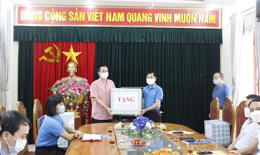 Phó Chủ tịch Liên đoàn Lao động thành phố Hà Nội Phạm Bá Vĩnh trao hỗ trợ Bệnh viện đa khoa Sơn Tây. Ảnh: Ngọc Ánh