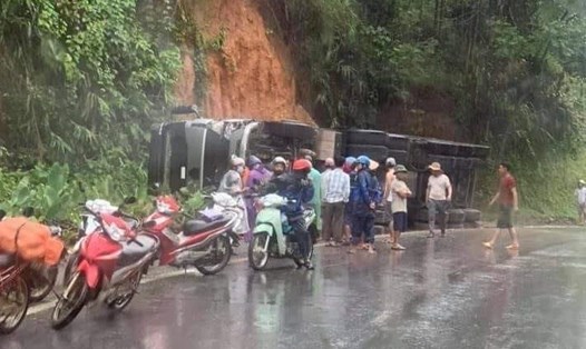 Hiện trường vụ xảy ra tai nạn tại huyện Bảo Thắng, tỉnh Lào Cai khiến 3 người thương vong. Ảnh: CTV