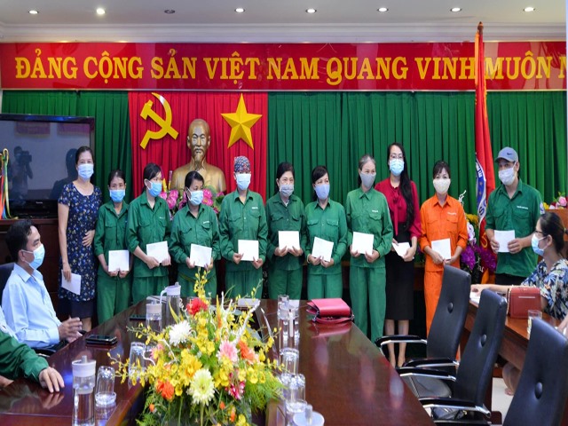 LĐLĐ TP.Vũng Tàu tặng quà cho người lao động có hoàn cảnh khó khăn. Ảnh: LĐLĐ