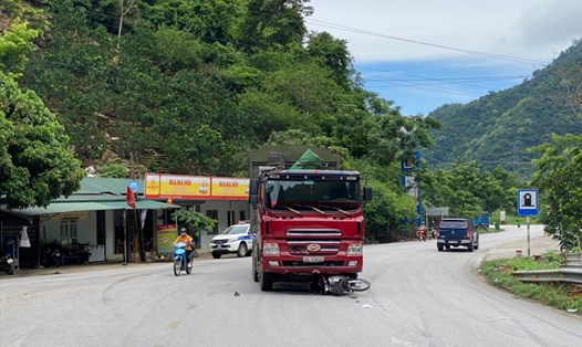 Hiên trường vụ tai nạn trên Quốc lộ 6. Ảnh: Minh Nguyễn