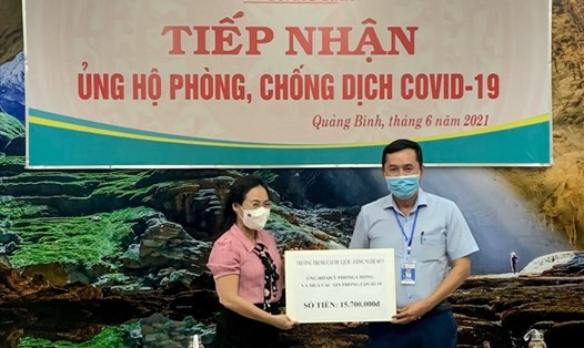 Thầy giáo Hồ Văn Chiêu - Phó Hiệu trưởng Trung cấp Du lịch-Công nghệ số 9 - trao hỗ trợ tại Ủy ban MTTQVN tỉnh Quảng Bình. Ảnh: Lê Phi Long