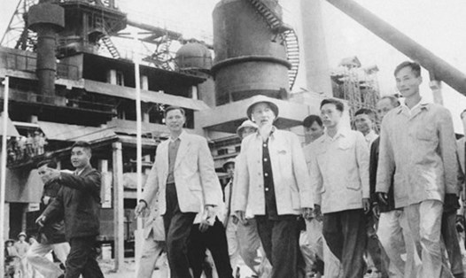Bác Hồ về thăm Khu gang thép Thái Nguyên năm 1964. Ảnh: T.L