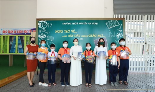 Các em học sinh phối hợp cùng Đoàn Thanh niên chế tạo kính chống giọt bắn. Ảnh: LĐLĐ tỉnh Bà Rịa - Vũng Tàu