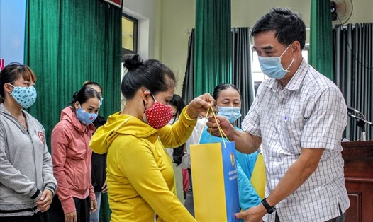 LĐLĐ TP.Đà Nẵng tổ chức thăm, động viên và trao hỗ trợ cho người lao động bị ảnh hưởng dịch COVID-19. Ảnh: Phương Trà