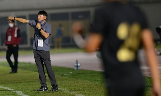 Nhận thêm thẻ vàng ở trận thua Việt Nam, huấn luyện viên Shin Tae-yong của Indonesia đã bị treo giò. Ảnh: Antara.