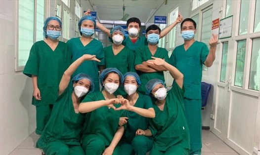 Bác sĩ Hà (hàng đứng, thứ 2 từ phải qua) cùng các đồng nghiệp tại Bệnh viện dã chiến huyện Yên Dũng, tỉnh Bắc Giang. Ảnh: NVCC