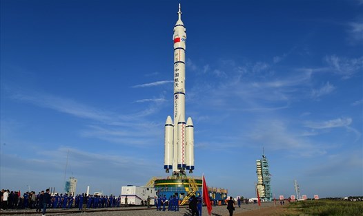 Tên lửa Trường Chinh 2F Y12 và tàu vũ trụ Thần Châu-12 được chuyển đến bãi phóng ở tỉnh Cam Túc, Trung Quốc ngày 9.6.2021. Ảnh: CMSA