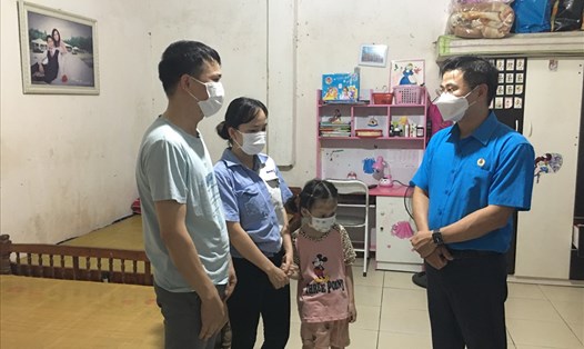 Chủ tịch LĐLĐ Thành phố Hà Nội Nguyễn Phi Thường (ngoài cùng bên phải) thăm hỏi gia đình chị Trần Thị Việt Hoài. Ảnh: Hải Anh