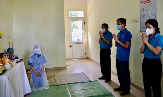 Đại diện Liên đoàn lao động tỉnh, Công đoàn ngành Y tế tỉnh Bắc Ninh đã kịp thời đến động viên, chia sẻ với điều dưỡng viên, mong muốn nữ điều dưỡng cố gắng vượt qua nỗi đau để tiếp tục nhiệm vụ. Ảnh: Bộ Y tế