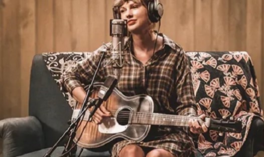 Taylor Swift được vinh danh tại Lễ trao giải Gracie Allen lần thứ 46. Ảnh: Xinhua
