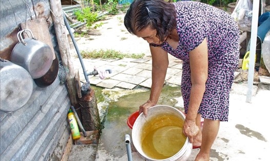 Bà Đinh Thị Liên phản ánh tình trạng nguồn nước sạch bị nhiễm phèn. Ảnh: Thanh Chung