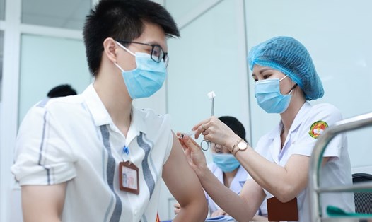Tiêm thử nghiệm vaccine NanoCovax tại Học viện Quân Y. Ảnh: Hải Nguyễn
