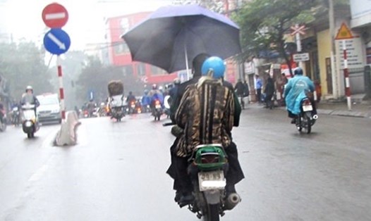 Sử dụng ô dù khi tham gia giao thông bị phạt bao nhiêu? Ảnh: Hoa Tiêu