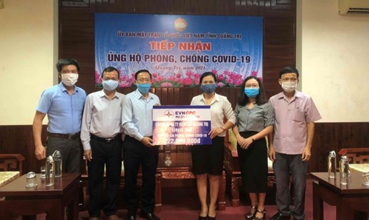 Công ty Điện lực Quảng Trị trao 222 triệu đồng ủng hộ phòng, chống COVID-19 tại Ủy ban Mặt trận Tổ quốc Việt Nam tỉnh Quảng Trị. Ảnh: Tuấn Nghĩa