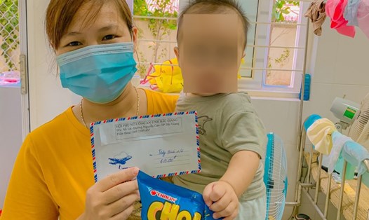 Chị Sơn và con trai trong bệnh viện. Ảnh: NVCC