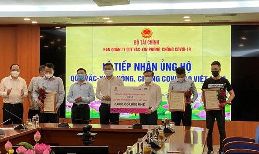 Đại diện Vietlott trao tặng 2 tỉ đồng đến Quỹ Vắc–xin phòng COVID-19 Việt Nam
