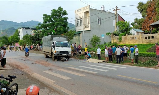 Hiện trường vụ tai nạn trên Quốc lộ 6 đoạn qua tỉnh Sơn La. Ảnh: Vân Tiến