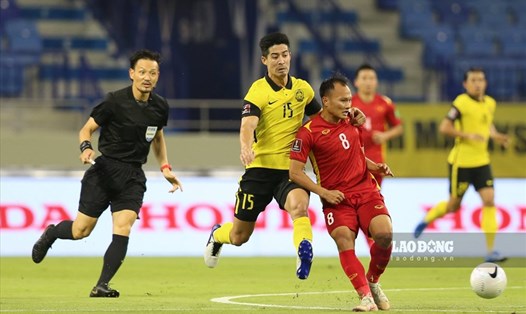 Cả trọng tài Ngô Duy Lân và cựu còi vàng Hoàng Anh Tuấn đều dành lời khen cho trọng tài Nhật Bản Ryuji Sato trong trận đấu giữa đội tuyển Việt Nam và Malaysia vừa diễn ra rạng sáng 12.6. Ảnh: Trung Thu