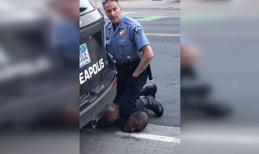 Ảnh lấy từ video của Darnella Frazier cho thấy cảnh sát Minneapolis Derek Chauvin đang bắt giữ George Floyd. Ảnh: AFP