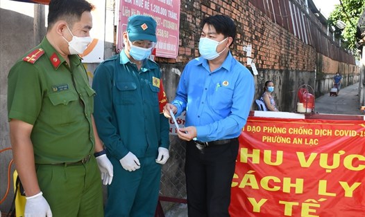 Ông Nguyễn Văn Hải (bìa phải), Chủ tịch LĐLĐ Quận Bình Tân thăm, tặng quà lực lượng chốt trực tại khu vực cách ly y tế tạm thời tại Phường An Lạc. Ảnh LĐLĐ Bình Tân