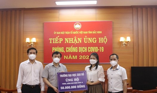 Đại diện Trường Đại học Sao Đỏ ủng hộ 50 triệu đồng, chung tay cùng tỉnh Bắc Ninh phòng, chống dịch COVID-19. Ảnh: CĐSĐ