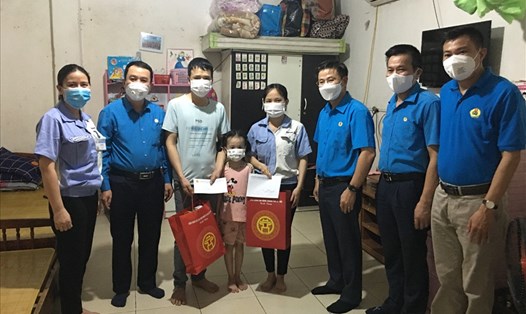 Lãnh đạo các cấp Công đoàn thăm hỏi, hỗ trợ, chia sẻ khó khăn với gia đình chị Trần Thị Việt Hoài. Ảnh: Hải Anh
