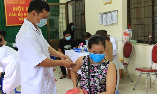 Tiêm vaccine phòng, chống dịch COVID-19 cho người dân huyện Côn Đảo. Ảnh: M.C