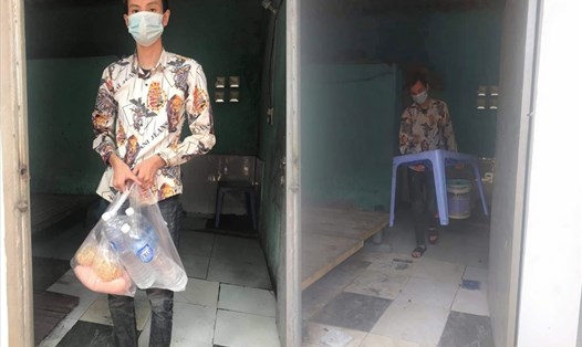 Hình ảnh nam thanh niên thời điểm các trang mạng xã hội đăng tải với thông tin "ăn mì tôm liên tục 19 ngày vì dịch COVID-19" tại Bắc Giang. Ảnh: MXH.