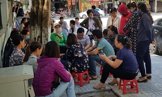 Gần 100 CNLĐ Cty LB tập trung trước cổng Sở LĐTB-XH tỉnh Ninh Bình để "cầu cứu" vì doanh nghiệp nợ BHXH của người lao động trong thời gian dài. Ảnh: NT