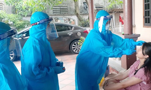 Nhân viên y tế lấy mẫu xét nghiệm COVID-19 ở Hà Tĩnh. Ảnh: TT.