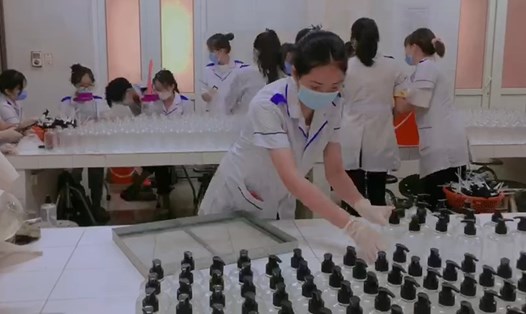 Sinh viên trường Đại học Y khoa Vinh (Nghệ An) sản xuất dung dịch nước rửa tay sát khuẩn. Ảnh: T.T