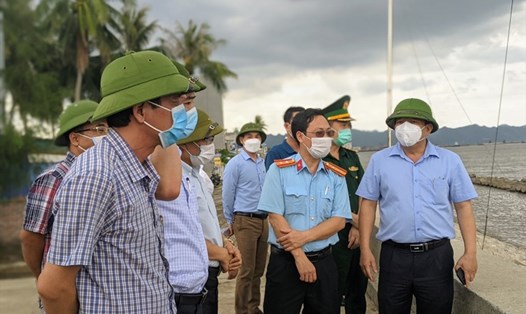 Phó Chủ tịch UBND TP.Hải Phòng Nguyễn Đức Thọ kiểm tra công tác phòng chống bão tại khu vực đê biển huyện Cát Hải, chiều nay 12.6. Ảnh Cổng TTĐT Hải Phòng