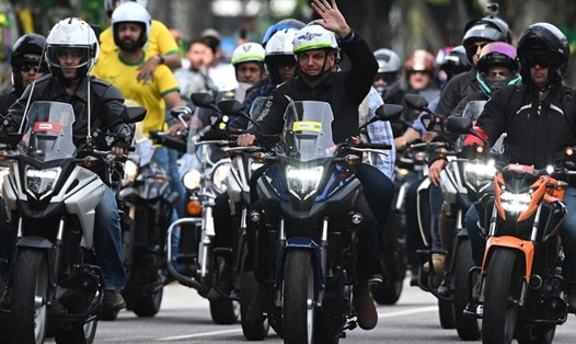 Tổng thống Brazil không đeo khẩu trang vẫy tay chào người ủng hộ. Ảnh: AFP
