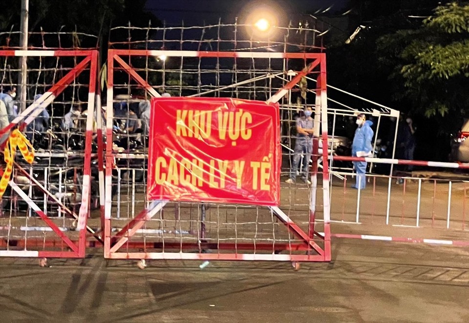 Nhiều khu vực ở Bình Dương đang được cách ly để truy vết F1,F2. Ảnh: Dương Bình