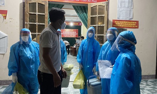 Nhân viên y tế Hà Tĩnh lấy mẫu xét nghiệm SARS-CoV-2. Ảnh: TT.