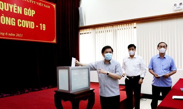 Cán bộ Bộ Giao thông Vận tải ủng hộ Quỹ vaccine phòng COVID-19. Ảnh: CĐGT