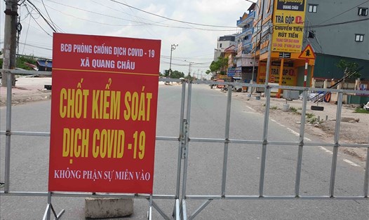 Chốt kiểm soát dịch tại thôn Núi Hiểu (Việt Yên, Bắc Giang). Ảnh: PV.