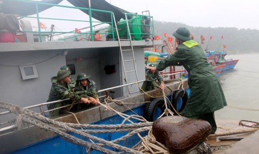 Bộ đội Biên phòng đồn Cửa khẩu cảng Cửa Lò giúp dân neo đậu tàu thuyền. Ảnh: Báo Nghệ An