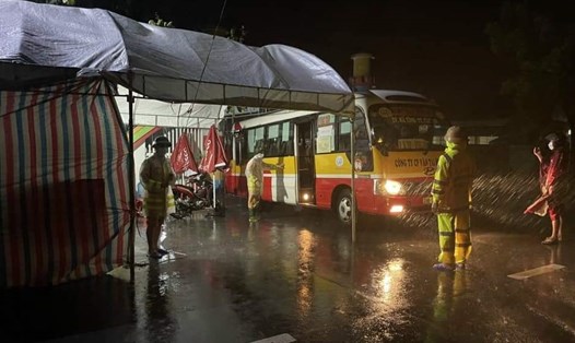 Đêm qua, xe bus được điều đến điểm chốt chống dịch để lực lượng trực chốt chống dịch Hà Tĩnh trú mưa. Ảnh: TT.
