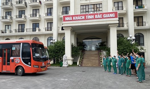 42 nhân viên y tế Quảng Ninh lên đường trở về Quảng Ninh sau 28 ngày làm nhiệm vụ tại Bắc Giang. Ảnh: Nguyễn Trang