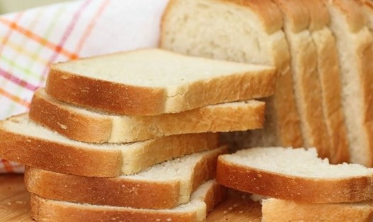Ăn nhiều bánh mì trắng là một trong những nguyên nhân ảnh hưởng đến quá trình giảm mỡ bụng. Ảnh: AFP