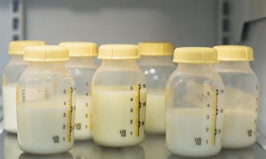 Rã đông một cách tự nhiên sẽ giữ được tối đa chất dinh dưỡng trong sữa mẹ. Ảnh: Xinhua
