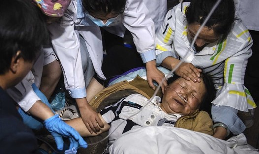 Nhân viên y tế điều trị cho người bị thương do trận động đất ở tỉnh Vân Nam, miền tây nam Trung Quốc, ngày 22.5. Ảnh: Xinhua