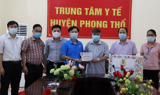 Ông Hoàng Văn Trinh – Phó Chủ tịch LĐLĐ tỉnh Lai Châu tặng quà Trung tâm y tế huyện Phong Thổ.