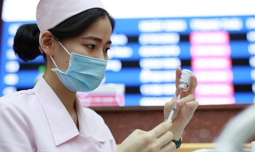 Cán bộ y tế tại Hà Nội tiêm vaccine COVID-19 cho các đối tượng nguy cơ cao. Ảnh: Hải Nguyễn