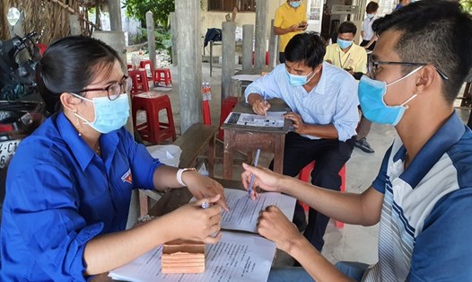 Một chốt kiểm dịch COVID-19 hướng dẫn người dân khai báo y tế trước khi vào tỉnh Bạc Liêu. Ảnh: Nhật Hồ