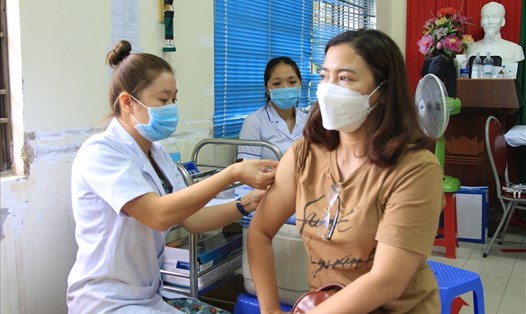 Tiêm vaccine phòng, chống COVID-19 cho người dân huyện Côn Đảo. Ảnh: M.C